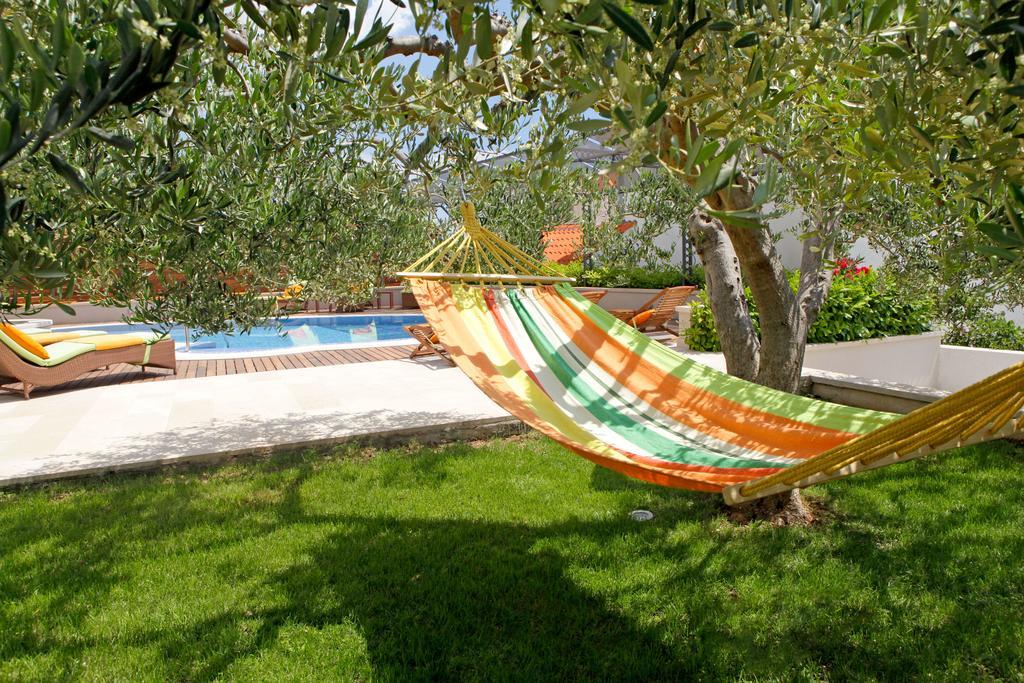 Apartments Diana - New Heated Pool Bol Exterior foto