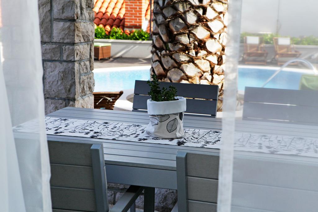 Apartments Diana - New Heated Pool Bol Exterior foto